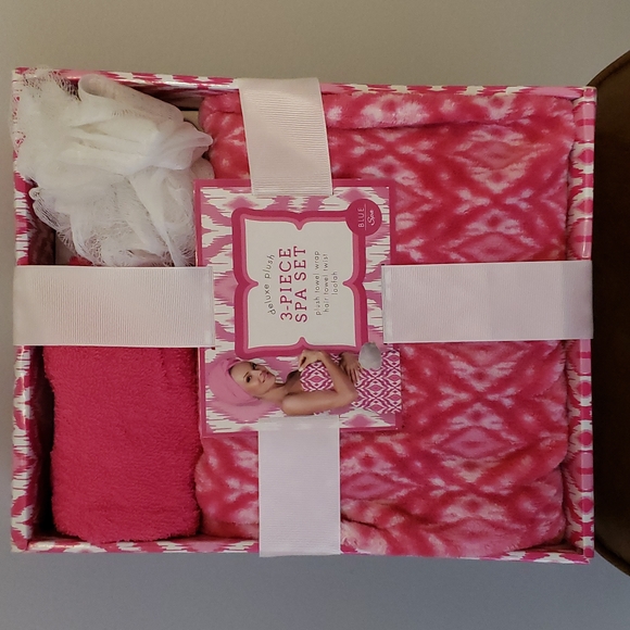 Other - NWT Deluxe Plush 3-Piece Spa Set